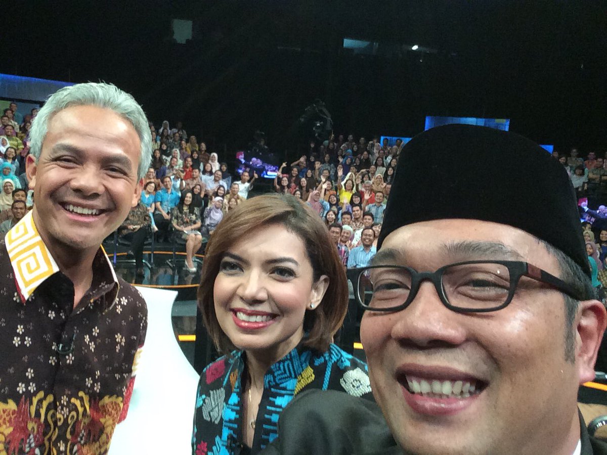 disuruh twit live selfie bareng <a href="/ganjarpranowo/">Ganjar Pranowo</a> dan mbak najwa sihab di <a href="/MataNajwa/">Mata Najwa</a> #matanajwa