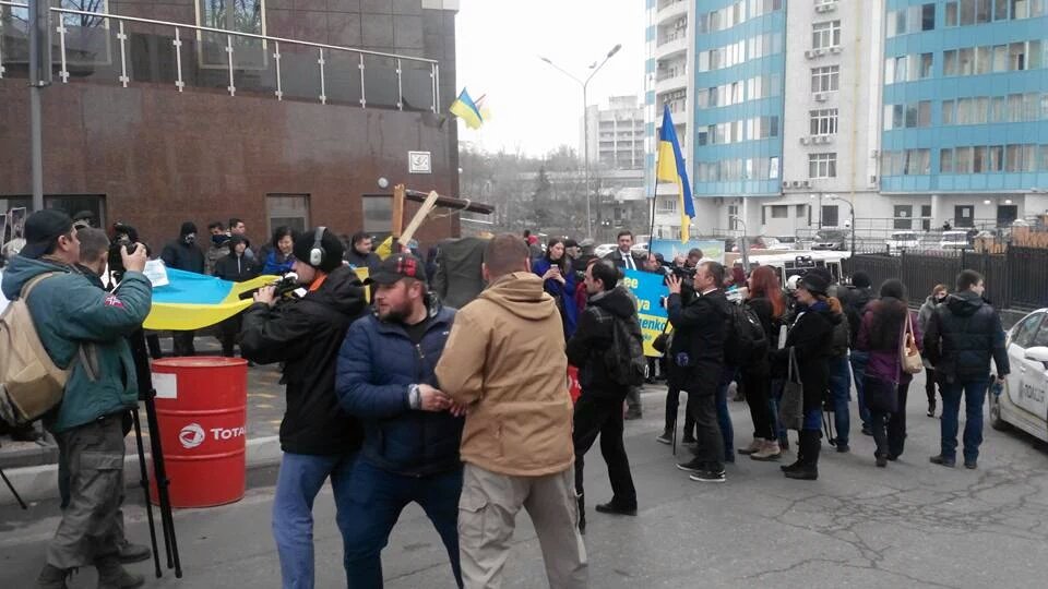 Хартия 97 новости украины. Поджог посольства РФ В Одессе. Митинг украинцев 2014 год возле консульства в. Маленький митинг. Советское консульство митинг без штанов.