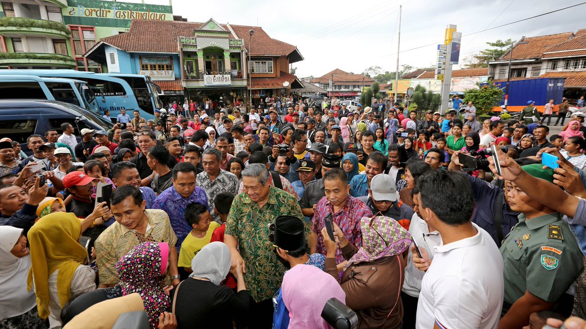 S B Yudhoyono on Twitter Di  pusat kerajinan  tangan  