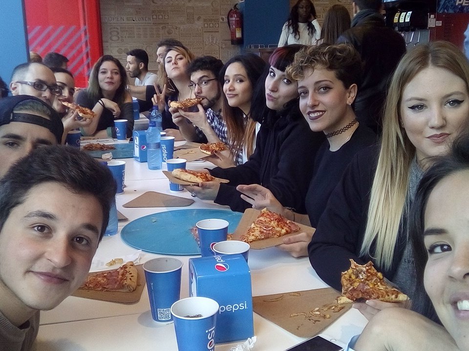 lamuEXtra_'s tweet photo. Unas merecidas pizzas para #lamuEXtra2016 @Nekodificador @DjYeyo_oficial https://t.co/6a7VRgw8UO