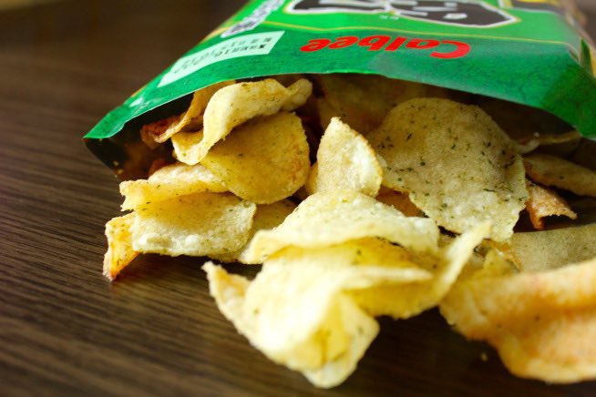 TasteTokyoBlog's tweet photo. Seaweed and Salt potato chips - 👍🏻 or 👎🏻? https://t.co/Lqm1QweBho #calbee #tastetokyo #potatochips #japan https://t.co/8zTscuhzqe