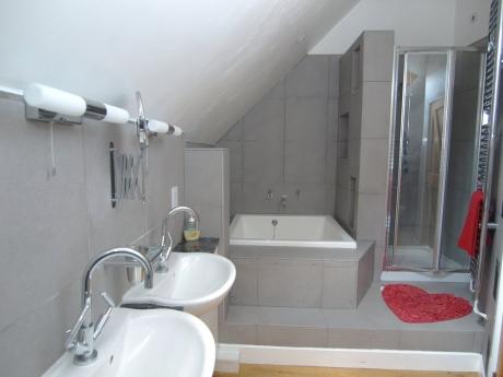 Stumpy1963's tweet photo. Got a small bathroom but love a soak take a look at these beautiful Japanese soaking tubs https://t.co/QwL6jpVvSP https://t.co/G6Vgr7SE7x