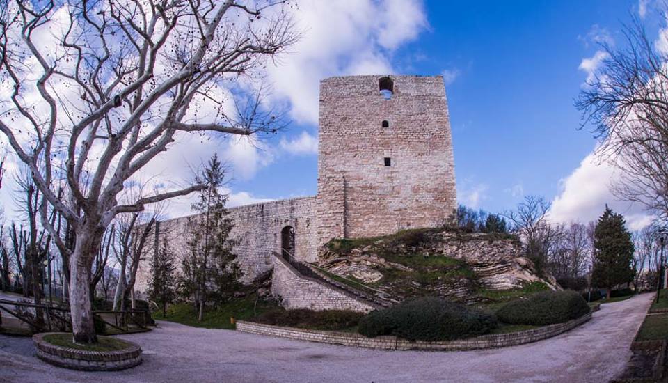 MarcheTourism's tweet photo. Un tuffo nella storia con la suggestiva Rocca Albornoz a #Sassoferrato. Foto Dino Ruzziconi #destinazionemarche https://t.co/HBo5b5vy17