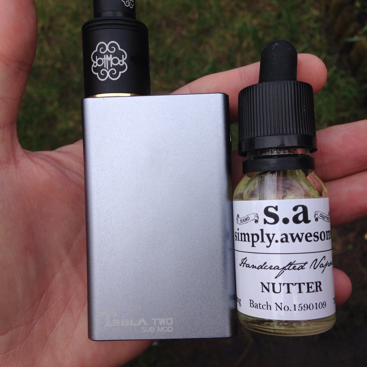 Dirtyhabits's tweet photo. #handcheck Today it is #dotmod and #teslatwo and some stunning juice from @Vapingawesome #vapelife #vapeuk https://t.co/gmcW0qvQr9