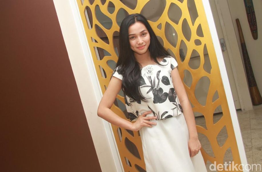 detikcom's tweet photo. Tya Arifin Belajar Bela Diri Bareng Jupe di Film 'Gila Jiwa'  https://t.co/rEZHBT7uGM https://t.co/9E1AlNjIzq