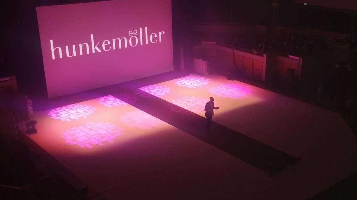 Whoohoo  @DianeVanGool <a href="/AnnieHKM/">Annie</a> <a href="/SaskiaV2410/">Saskia Veenstra</a> <a href="/VHiltje/">HiltjeV</a> <a href="/P_Mountford/">Philip Mountford</a> <a href="/sylgeus/">Sylvia.</a> @Dimitri_HKM