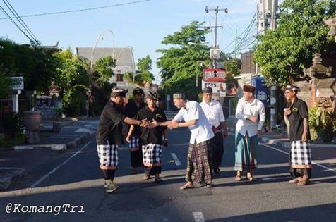 Mana itu provokator yg blg umat Islam ditekan di #Bali? Mana?
Ini #Indonesia bung! Toleransi berjaya
#StopProvokasi