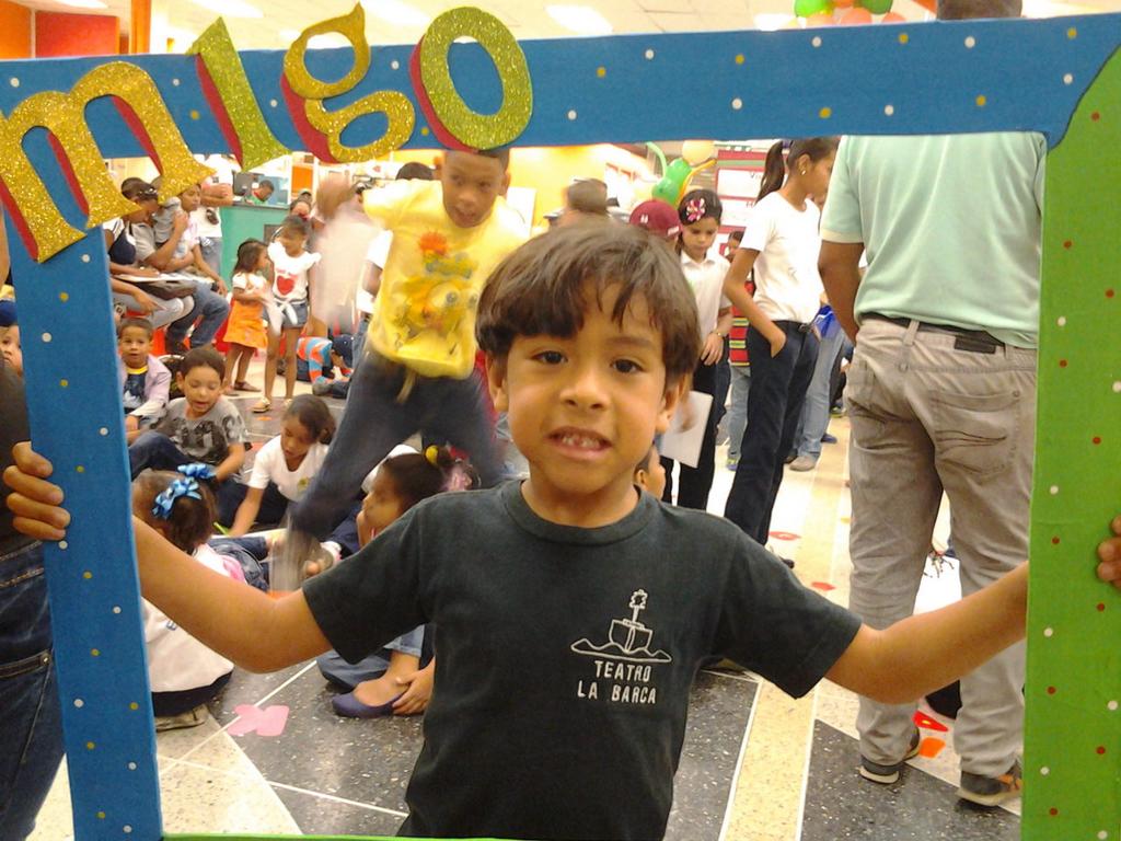 Funcion de Teatro la Barca en Migo Palo Negro, con la función de títeres A que te cuento, impartiendo valores.