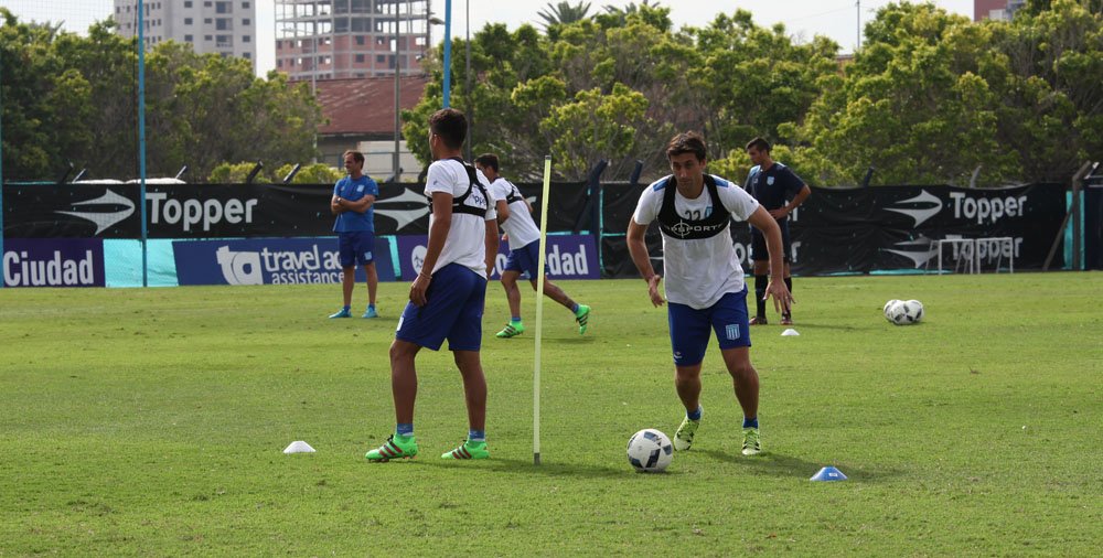 tiempoderacing's tweet photo. #EntrenamientoRacing Imágenes del ensayo matutino en la cancha auxiliar. https://t.co/AltgkGwoIW https://t.co/2cwtQ8MEtC

Vía @RacingClub