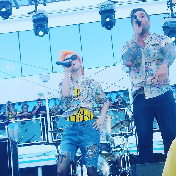 ParamoreMR's tweet photo. #PARAHOY
@yelyahwilliams &amp; @Newfoundglory - Vicious Love 💕 https://t.co/jF4yja3jbG