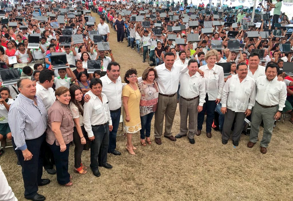 moofdezerik's tweet photo. Hace unos momentos en #Panabá nuestro Gobernador @RolandoZapataB en la entrega de equipos de #BienestarDigital https://t.co/bMJFG0WEU8