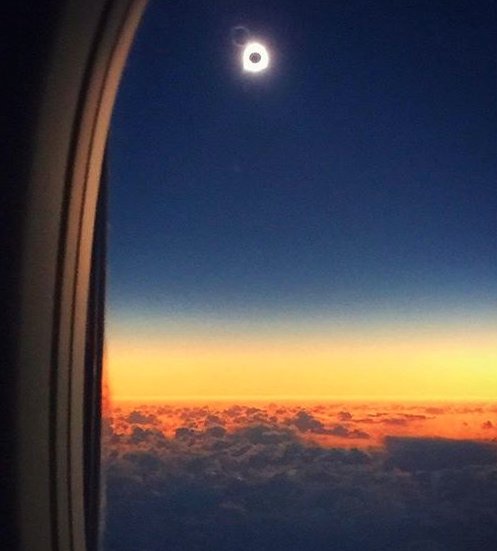 AirNavRadar's tweet image. Photo of the day: View of the #Eclipse2016 from Alaska Airlines #ASA870.
@AlaskaAir 
Follow: radarbox24.com/airline/ASA