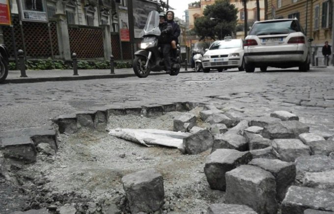 motorionline's tweet photo. #Stradeitaliane: che pericolo per due ruote e pedoni https://t.co/HnkLjgBrjv #incidenti #moto #sicurezza https://t.co/lrNHtSjHyE