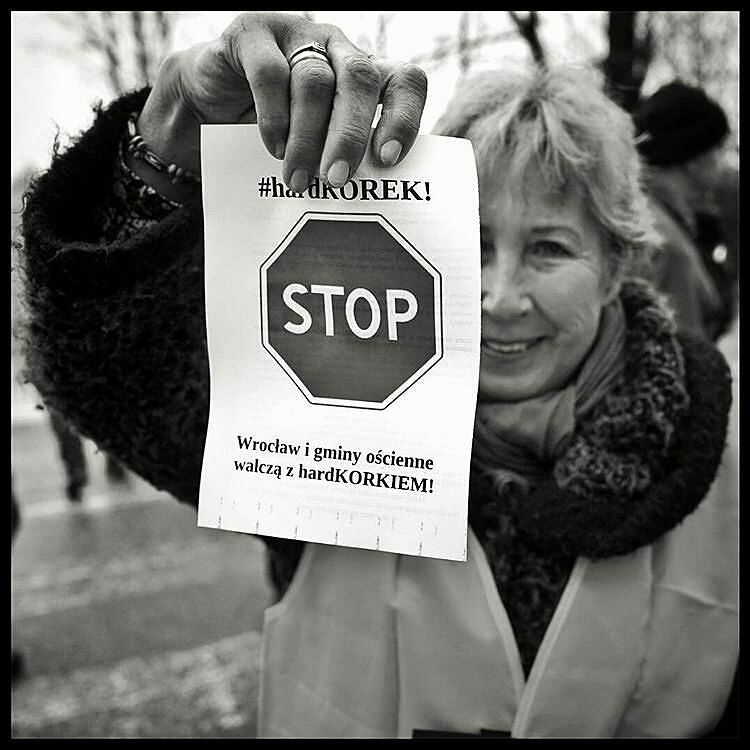 gazeta_wyborcza's tweet photo. Protest na wjeździe do Wrocławia.
Fot. Wojciech Nekanda Trepka #AgencjaGazeta #AG
#wrocl… https://t.co/qfzWQD5cS9 https://t.co/2DPmFTh5TT