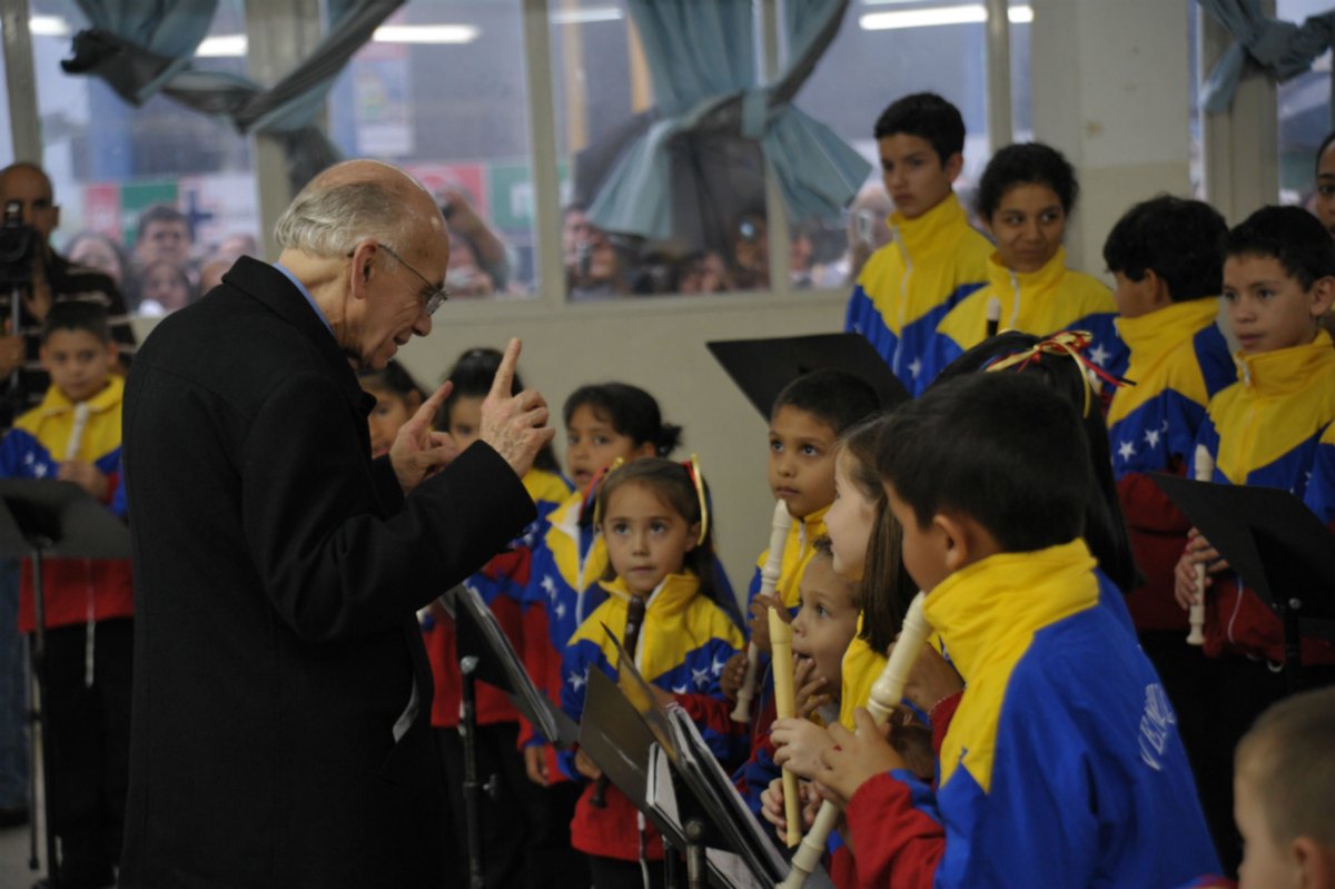 elsistema's tweet photo. ¿Qué es El Sistema? - https://t.co/WGq16LQnhB #ElSistemaCumple41 https://t.co/FT9NhPAt9B