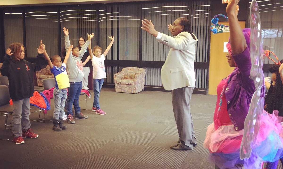 abc123kidslearn's tweet photo. @AkilMarshallORG showing #students @TriCedu how to have a #VictoriousDay #WinningInAmerica #ABC123KidsExpress #learn https://t.co/zj2hGtzllh