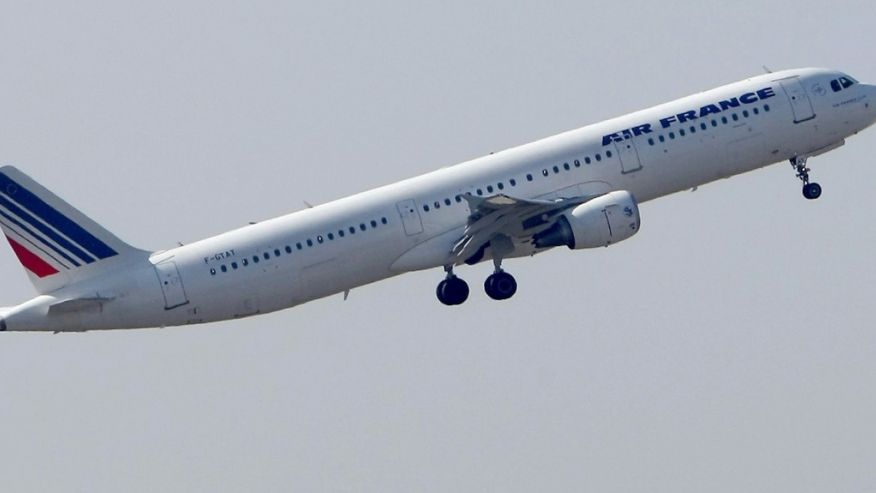 CPofTennessee's tweet photo. Baby found hidden in carry-on bag on Air France flight | @cpoftennessee | https://t.co/fmOed1O5xM #travel https://t.co/tx4YKl1s4b