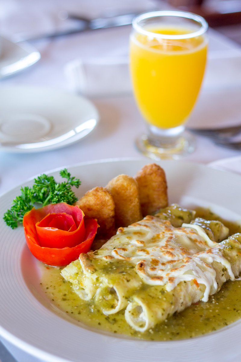 VelasVallarta's tweet photo. Desayuna unas ricas #enchiladassuizas acompañadas de #jugonatural e inicia un #FelizMiercoles en #VelasVallarta. https://t.co/EvpThkkRp9