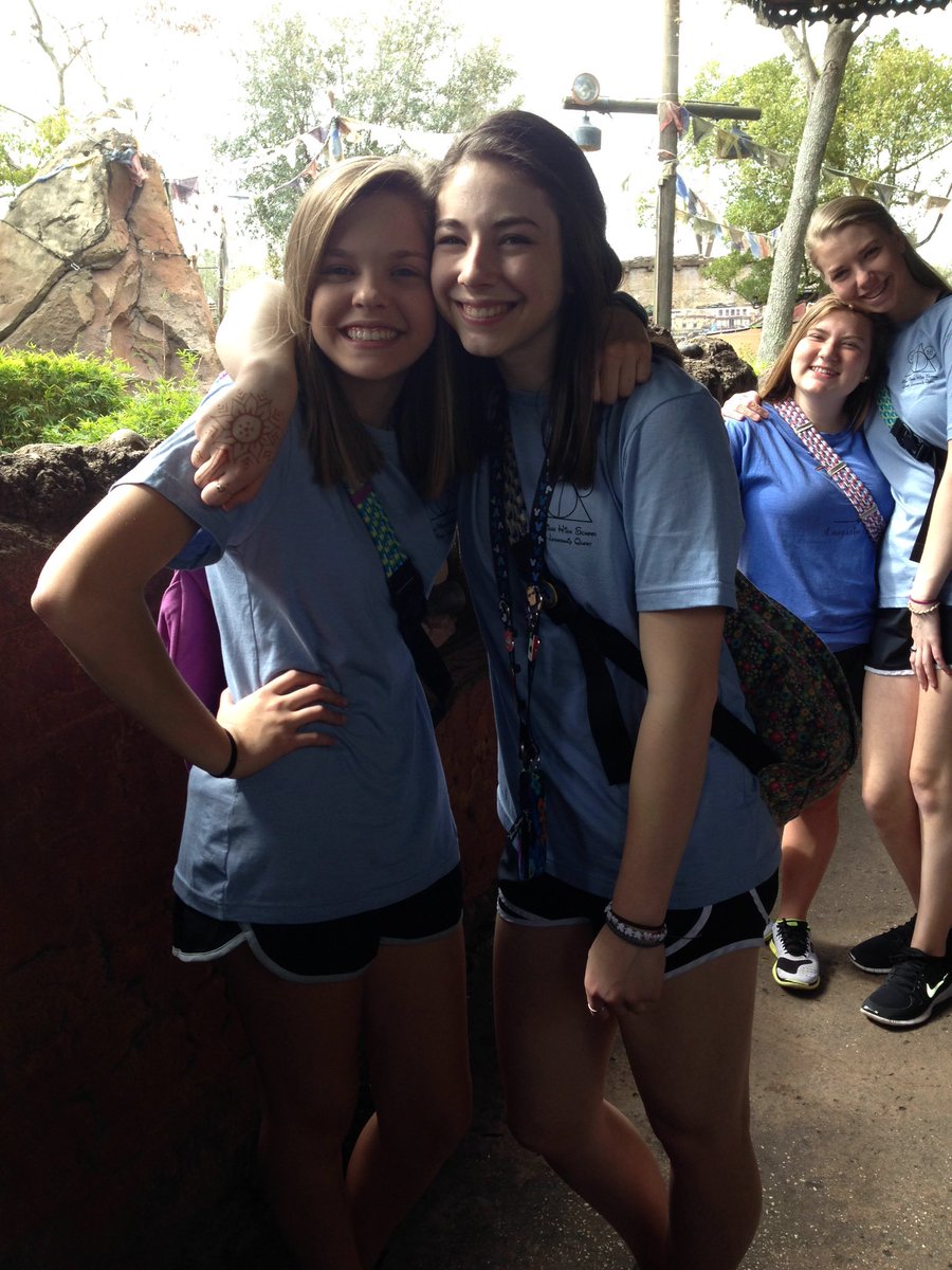 biglittle2015's tweet photo. big little in disney!! https://t.co/LbK80RWS88