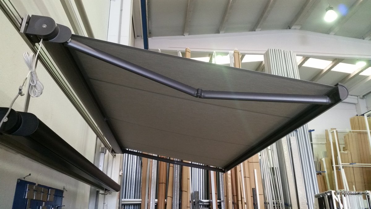 _Solplay's tweet image. Fabricando un #Toldo Cofre modelo Kumo de @Shadelabesp . Es impresionante la tensión de los brazos.