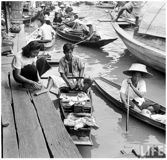 Asiablog_it's tweet photo. Mercato galleggiante, Bangkok, #Thailandia, 1950. Foto Dimitri Kessel, LIFE. https://t.co/D6gPndWZjR