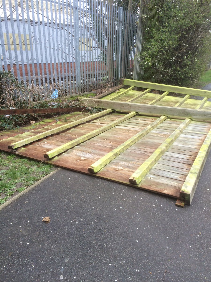 CllrDanMcD's tweet photo. Disappointing response from @LQcontactus re dangerous fence, despite promises made 10 days ago! Good job no one hurt https://t.co/wiPCDBYSqL