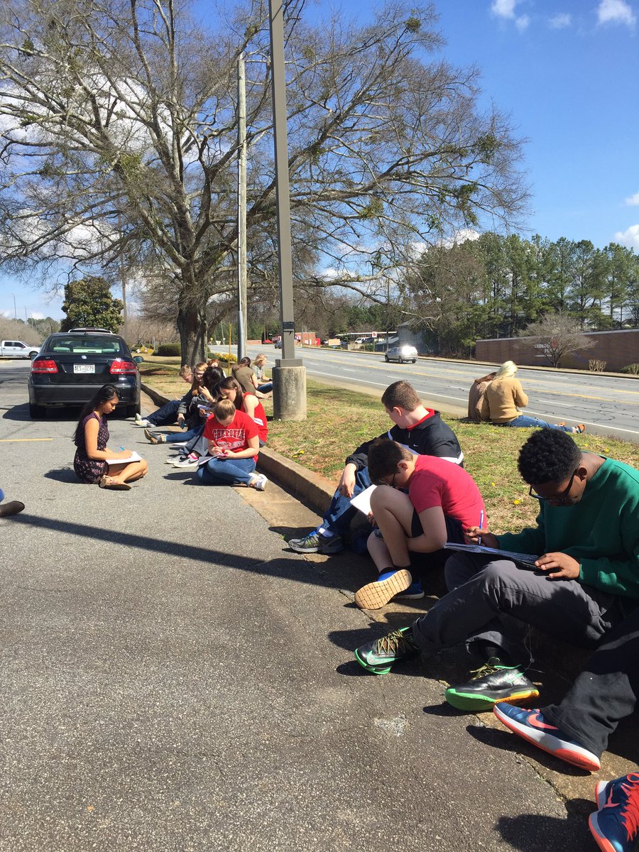 APHonorsWarrior's tweet photo. Honors enjoying the weather outside today. #GAweather #3period #studygroups https://t.co/sqcSQUc1rc