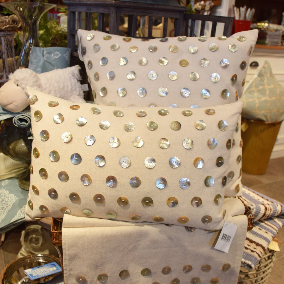 FinTouchAB's tweet photo. The perfect decorative pillows #FTdecor #homedecor #Calgary #Okotoks https://t.co/6bNQQrgMai