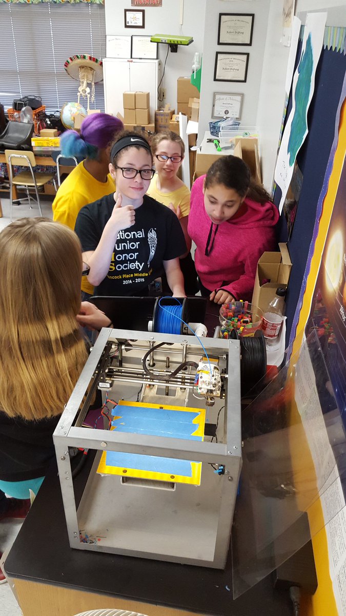 MrDePung's tweet photo. Students designing in the 3D printing studio @keyverra @DittrichJr
#tigerstylescience #sciencelife https://t.co/WhXnLwsuqI