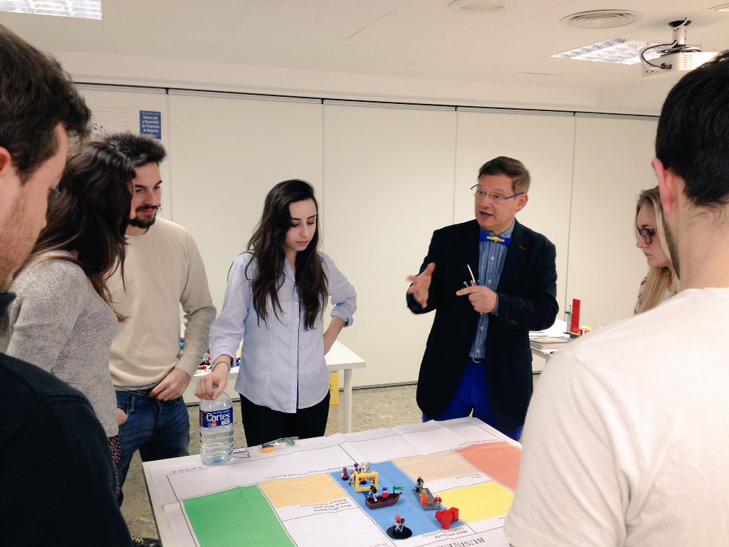 mariampcs's tweet image. En vez de #fallas en @valencia_lab hoy se construye #lego Serious Play con Daniel Weiss y @leinn_valencia