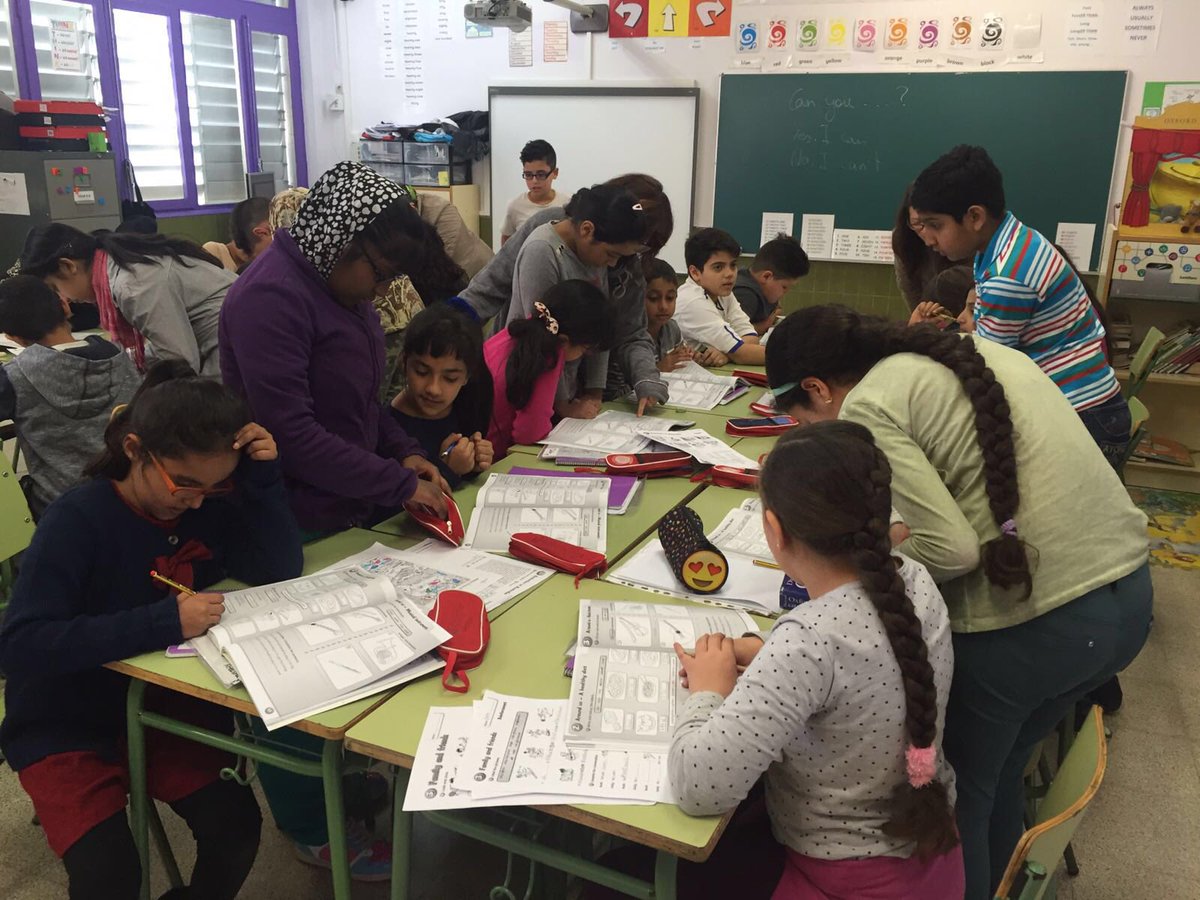 EduardMarquina's tweet image. #Workgroups gran treball cooperatiu entre 6è i 3r, recerca i tutorització en #anglès @Bcn_SantMarti @aliancesmagnet