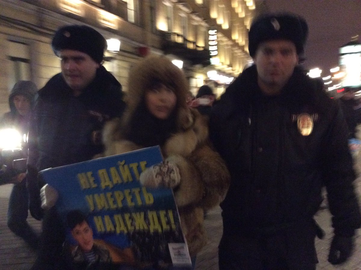 Акція на підтримку Савченко в Пітері: почалися затримання (ФОТО) Фото 10 Акція на підтримку Савченко в Пітері: почалися затримання (ФОТО) Фото 10