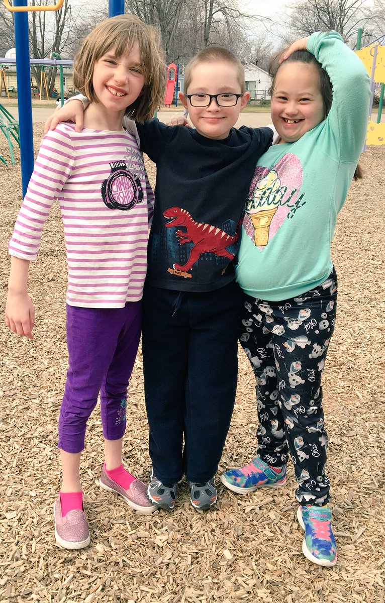 MrsAbernathy_A's tweet image. Best Friends at recess!! 😊 #beautifulout #OnceACard @MortonPRIDE