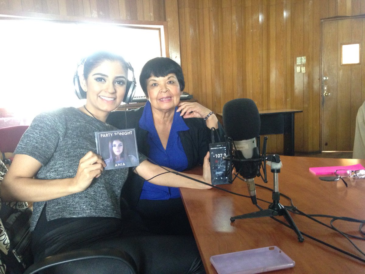 aniamusicgt's tweet photo. En cabina en vivo con mi amiga Paola por @WRadioGT relatando toda mi historia. Sintonízanos quedan 10 minutos 💋💓💞📻🎤 https://t.co/unMedCwUYe