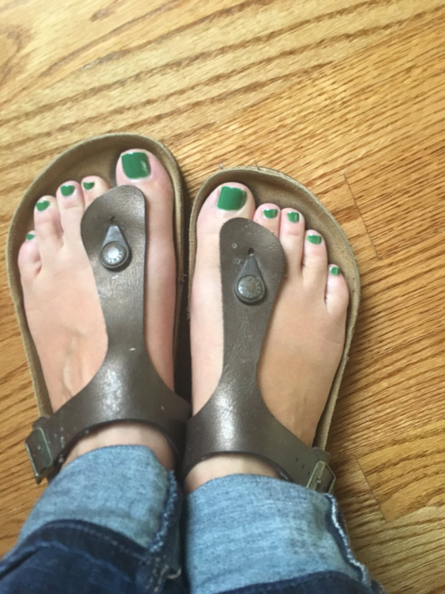 stephswanson78's tweet photo. My toes are stingray ready!!! UCA here we come!!💙🌴💚🌴💙#UCrAy #ihatepacking #loco4coco #chasingthetriplecrown https://t.co/1x7W4eSv38