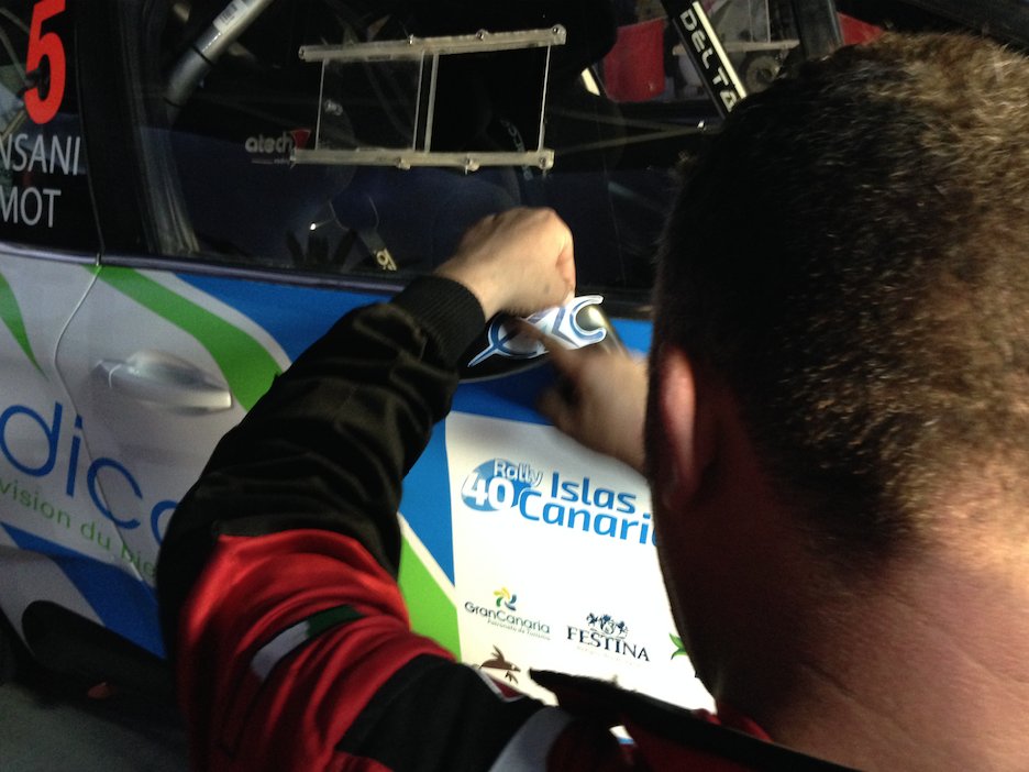FIAERC's tweet photo. Mechanic fitting ERC door mirror sticker on the @ROBERTCONSANI 208 T16
#FIAERC https://t.co/oFfSCXtrwp