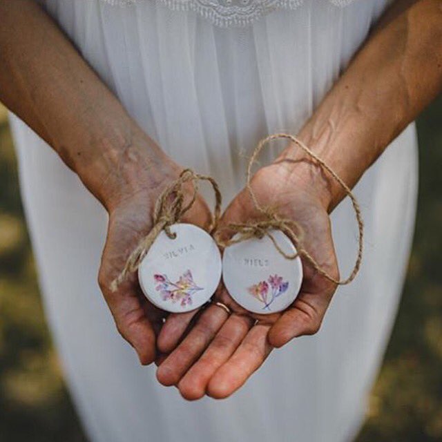 Un detalle de cerámica personalizado para cada invitado 💕 ¡Los novios 🎉 <a href="/fueronfelices/">fueronfelices</a> 📷 @swingyourpics son lo más!