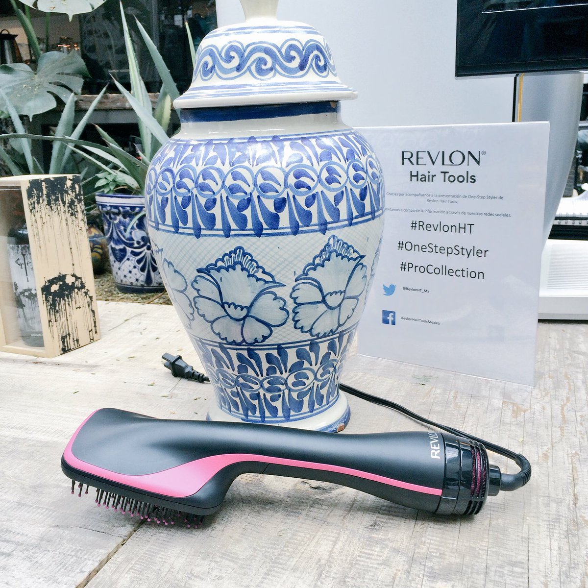 Luzbaezz's tweet image. Para que no les cuenten este es el #OneStepStyler #ProCollection de #RevlonHT 👸🏼💇🏼Voy a probarlo y les cuento...✌🏻️