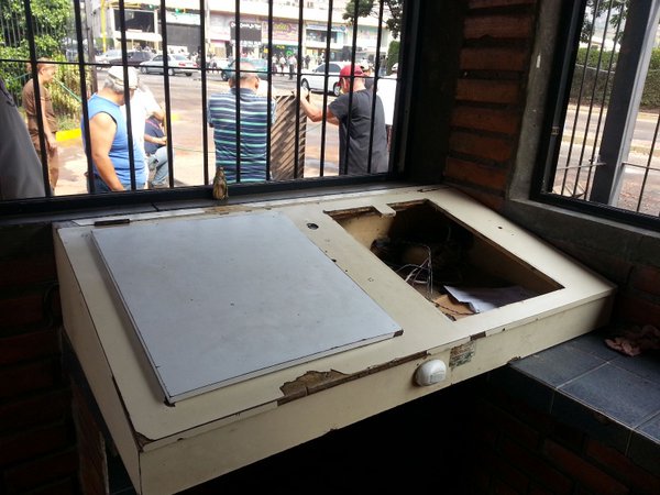 curiososnerd's tweet photo. #9M GNB lanzan bombas lacrimogenas a los edificios de las Vegas de Tariba niños afectados. #Tachira @lizardo_jesus https://t.co/FdmeHTo76m