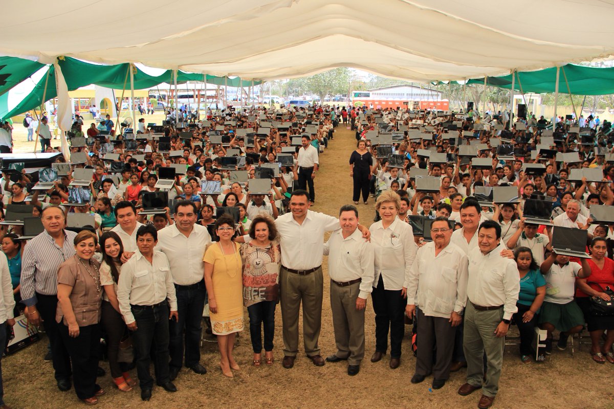ViCaballeroD's tweet photo. Hoy el Gdor. @RolandoZapataB le entregó a 989 jóvenes sus computadoras, con lo que rebasamos los 41 mil apoyos. https://t.co/z4roayiK3s