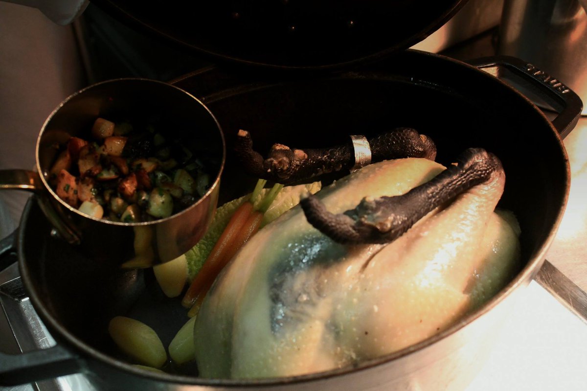 La Poularde de Bresse Demi-Deuil en Deux Services (pour 2 personnes)<a href="/MViannay/">Mathieu Viannay</a> #picsoftheday <a href="/lamerebrazier/">La Mère Brazier</a>