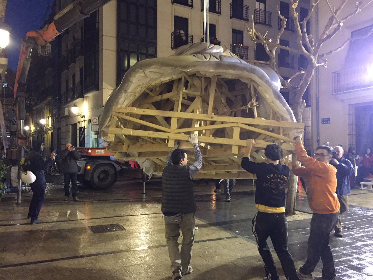 GenteDeFallas's tweet photo. Y llega la @FalladelPilar de Pere Baenas.#plantà16 https://t.co/mFBvlL1jrF