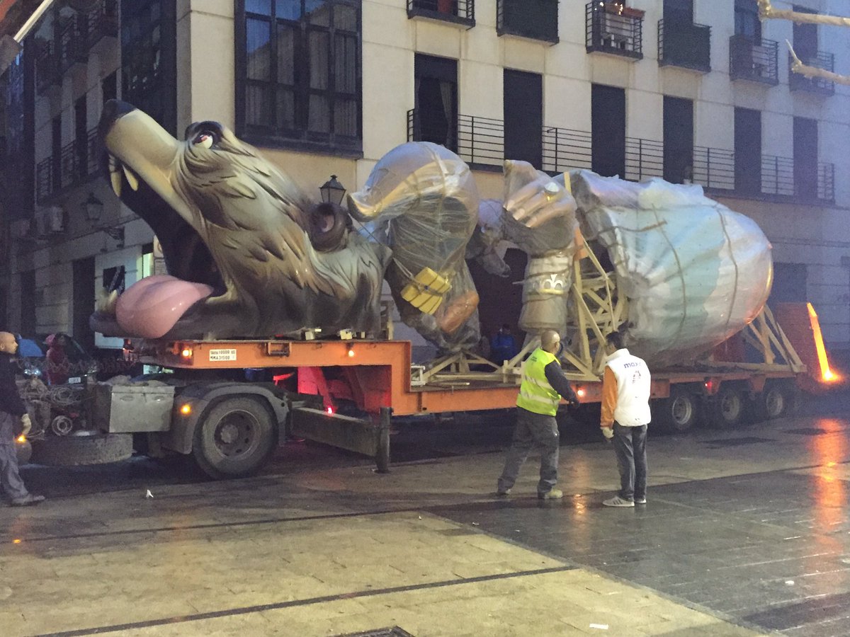 GenteDeFallas's tweet photo. Y llega la @FalladelPilar de Pere Baenas.#plantà16 https://t.co/mFBvlL1jrF