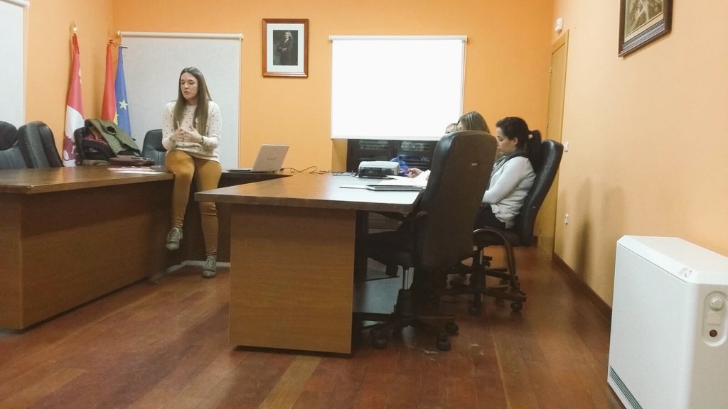 dipuzamora's tweet photo. Nueva charla de emprendimiento e igualdad  de @dipuzamora, complemento al Dia de la Mujer, en Bermillo de Sayago. https://t.co/F4EOT6jQFa