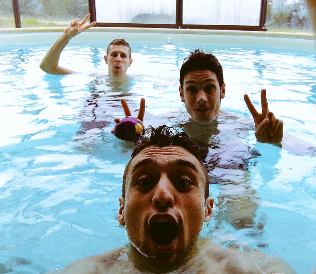 Dopo unballenamento , RELAX in piscina <a href="/danielemensi/">Daniele Mensi</a> <a href="/martinotronky/">Martino Tronconi</a> <a href="/CominelliCri/">Cristian Cominelli</a>  #swinn #training #relax #friends