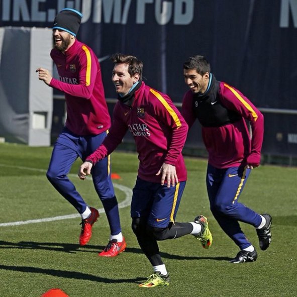 CleatsOff's tweet photo. Piqué (@3gerardpique), Messi y Suárez (@LuisSuarez9) durante el último entrenamiento del @FCBarcelona. #FCB https://t.co/I2xtAkjg0i