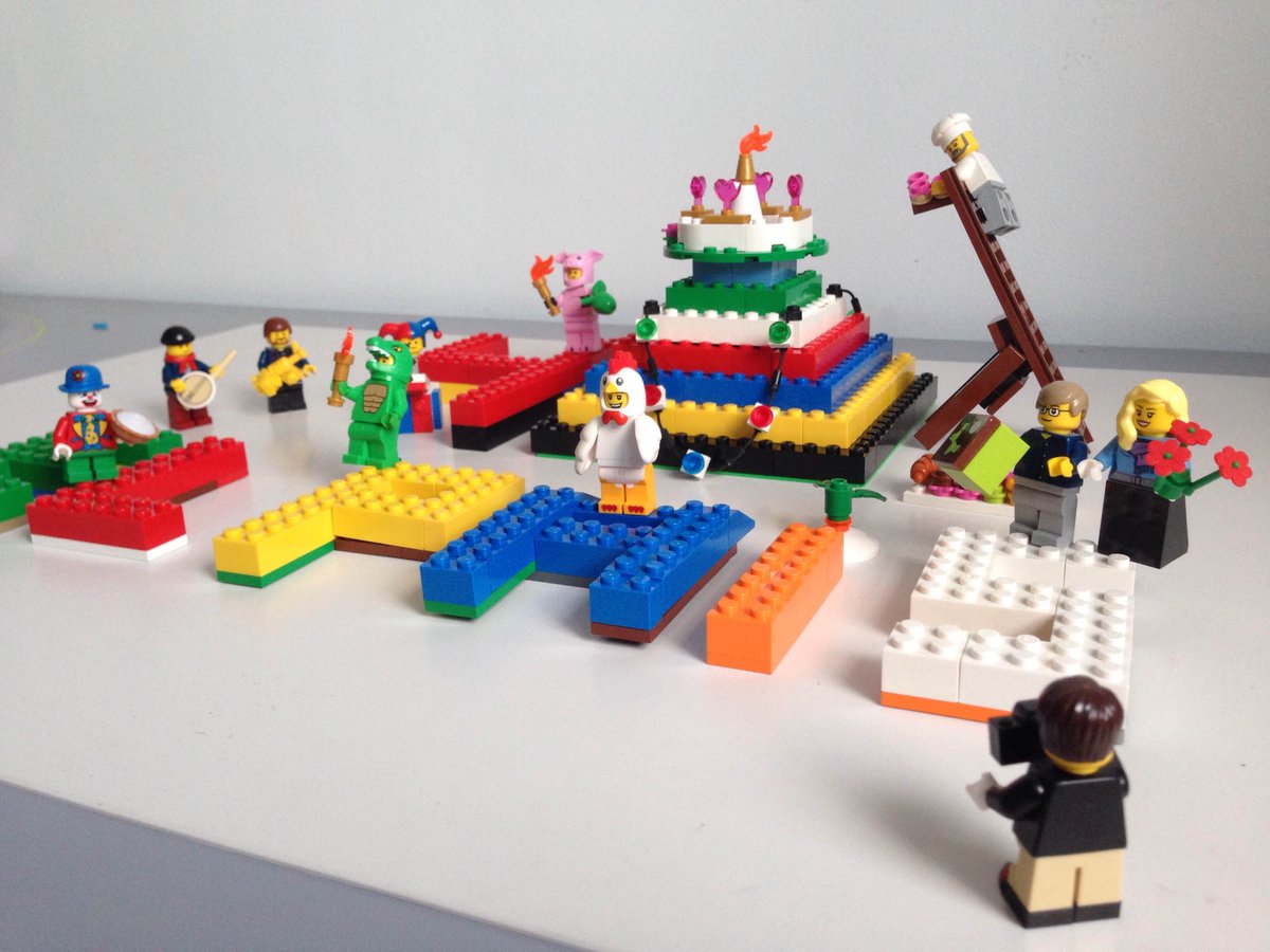 RodrguezVilla's tweet photo. #LegoELPAIS #LegoELPAÍS #legoelpaís #legoelpais Feliz 40 años! Fijaos como el reportero de EL PAÍS hace fotos ;) https://t.co/KMEnGlN9Tq