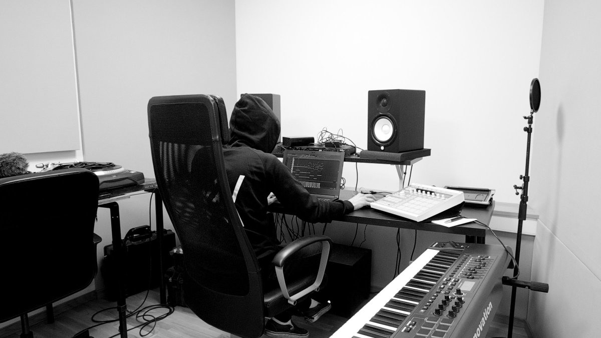 IAmAlanWalker's tweet photo. Celebrating #20 on iTunes in the UK for #Faded! Big thanks to everyone!  https://t.co/9ns8PaTalL https://t.co/Q6RUkqhkvc