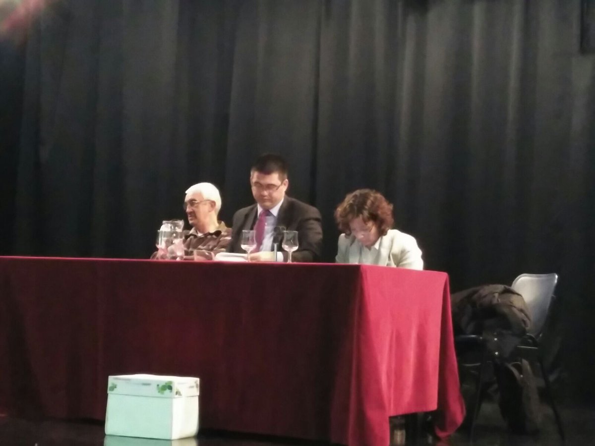 PlatVicalvaro's tweet photo. Representantes de la Junta dirigiendo la Asamblea Vecinal del Distrito @todoVicalvaro @vicalvaroahora https://t.co/6DtPDsvshE