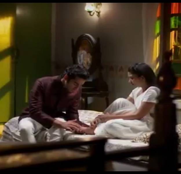 Flyingh16968681's tweet photo. @AndTVOfficial @anuragmarch Sagar tends #Gangaa wound. https://t.co/jQg2OkLUJT